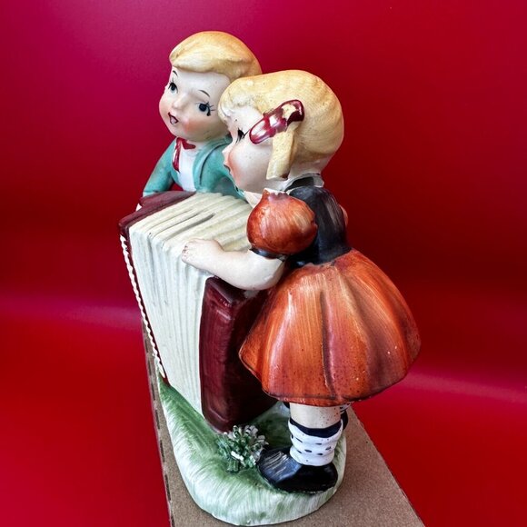 VTG HUMMEL STYLE JAPAN CERAMIC FIGURINE BOY & GIRL PLAYING ACCORDION, RARE FIND - Picture 5 of 7